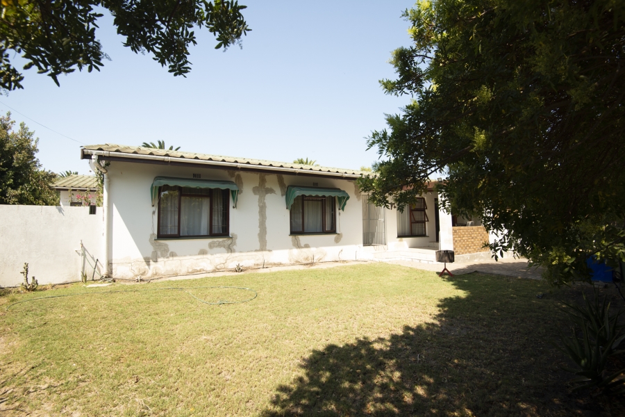 3 Bedroom Property for Sale in Middedorp Western Cape